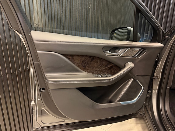 Jaguar I-PACE 17 of 30