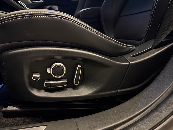 Jaguar I-PACE 18 of 30