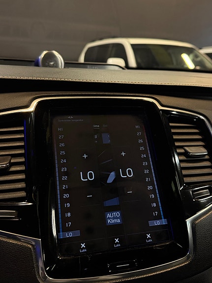 Volvo XC90 25 of 30
