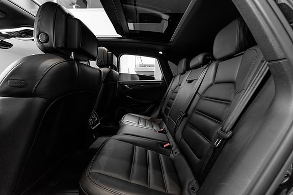 Porsche Macan 14 of 30