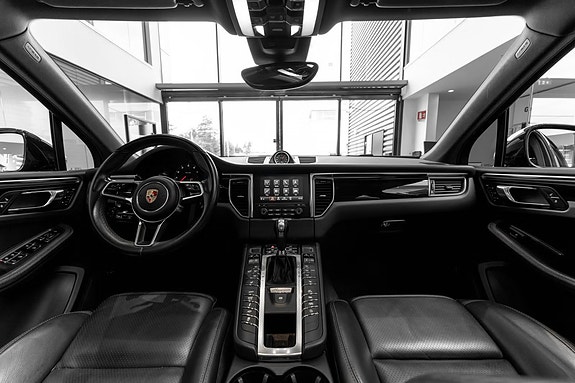 Porsche Macan 12 of 30