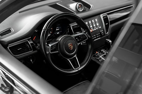 Porsche Macan 13 of 30