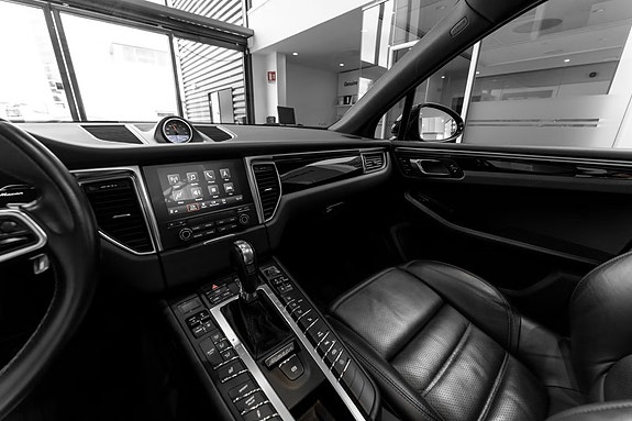 Porsche Macan 17 of 30