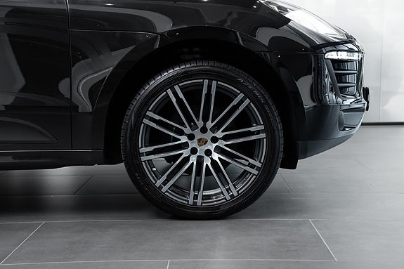 Porsche Macan 8 of 30
