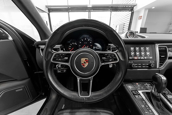 Porsche Macan 19 of 30