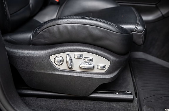 Porsche Macan 30 of 30