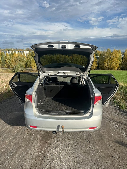 Toyota Avensis 10 of 16