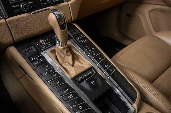 Porsche Macan 13 of 30