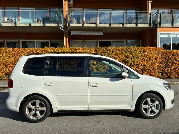 Volkswagen Touran 2 of 9