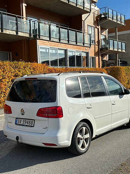 Volkswagen Touran 3 of 9