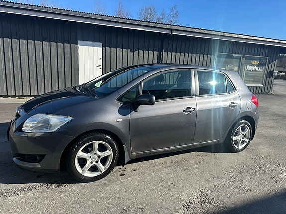 Toyota Auris 2 of 9