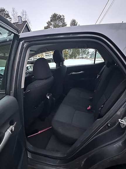 Toyota Auris 4 of 9