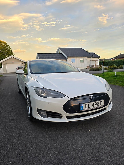 Tesla Model S 2 of 30
