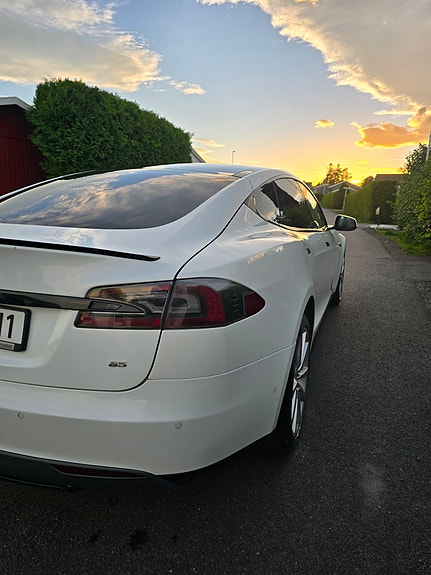 Tesla Model S 8 of 30
