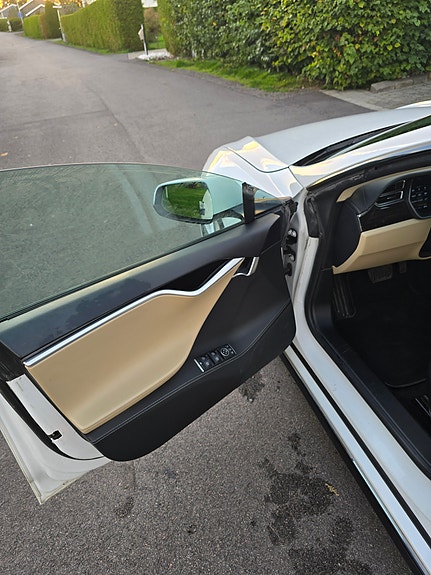 Tesla Model S 18 of 30