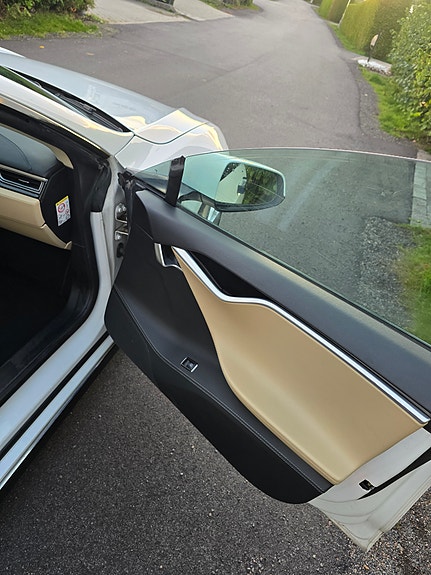Tesla Model S 20 of 30