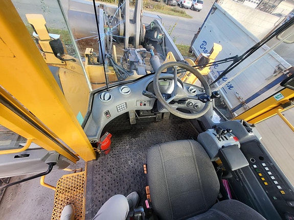 Volvo L120 13 of 24