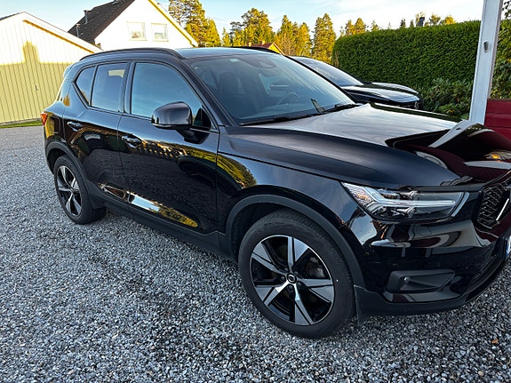 Volvo XC40 2 of 7