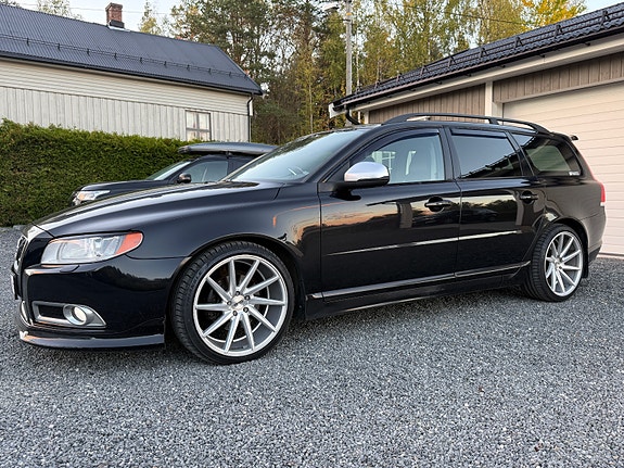 Volvo V70 2 of 22