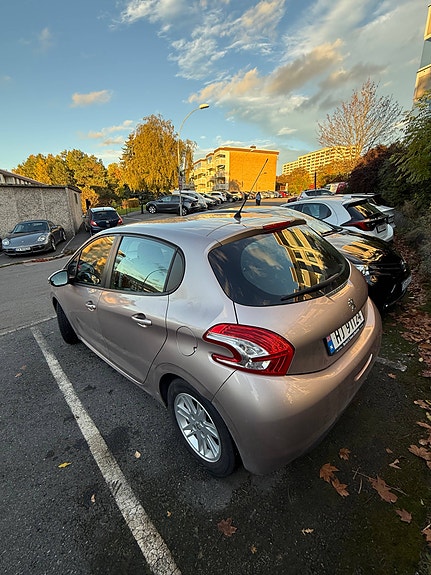 Peugeot 208 5 of 9