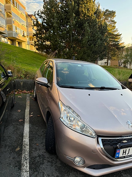 Peugeot 208 3 of 9