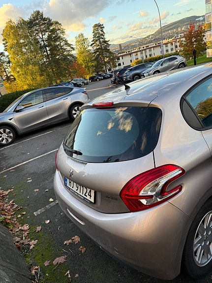 Peugeot 208 4 of 9