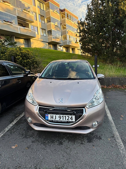 Peugeot 208 2 of 9