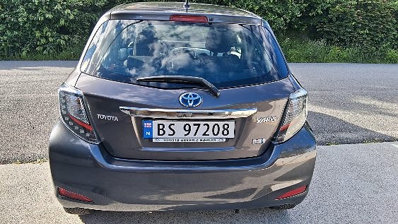 Toyota Yaris 2 of 14