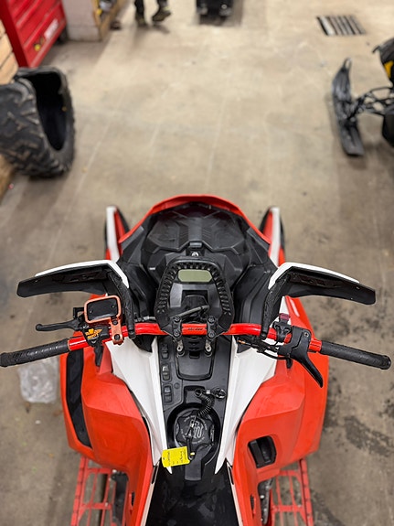 Ski-doo Summit 850 E-Tec 7 of 22