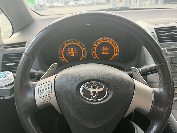 Toyota Auris 10 of 13