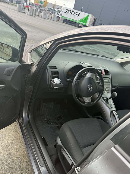 Toyota Auris 7 of 13
