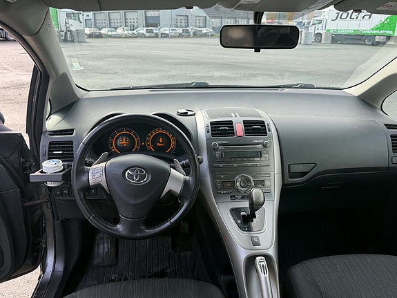 Toyota Auris 8 of 13