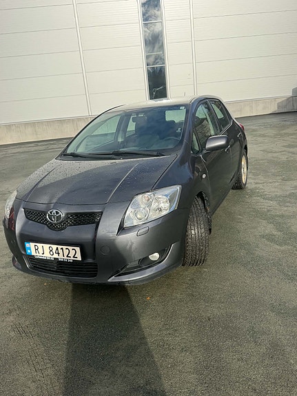 Toyota Auris 2 of 13