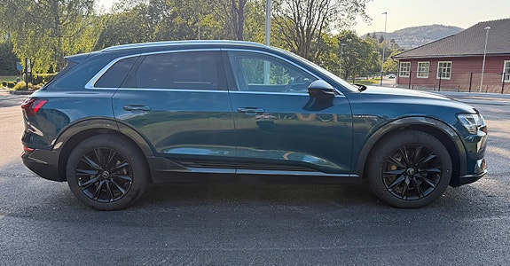 Audi e-tron 4 of 30