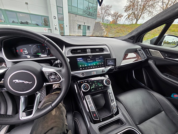Jaguar I-PACE 24 of 30