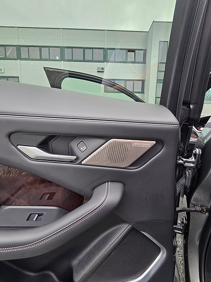 Jaguar I-PACE 16 of 30
