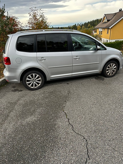 Volkswagen Touran 2 of 6