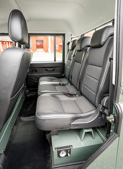 Land Rover Defender 130 23 of 30