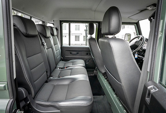 Land Rover Defender 130 25 of 30