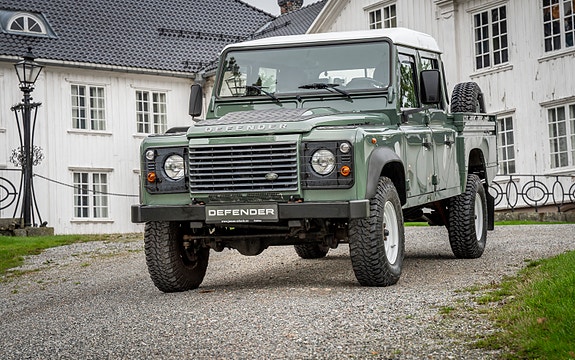 Land Rover Defender 130 2 of 30