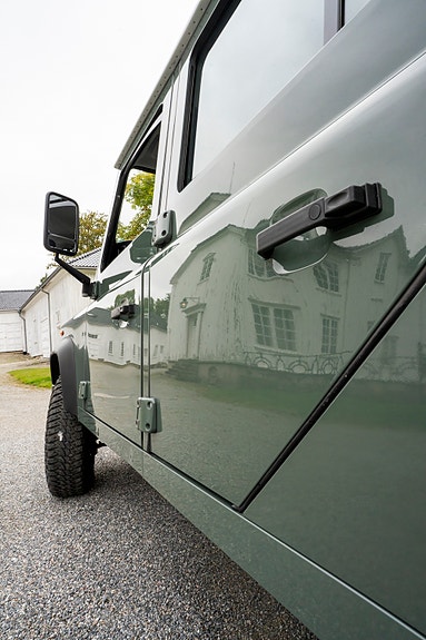 Land Rover Defender 130 14 of 30