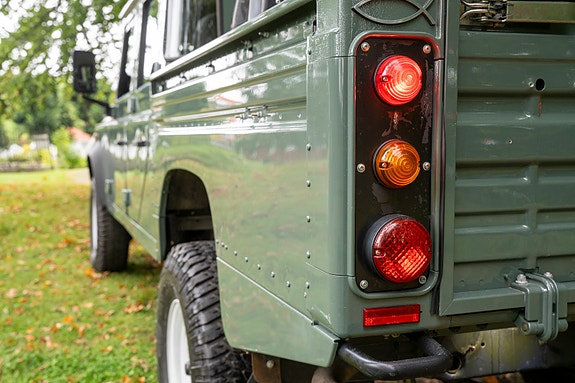 Land Rover Defender 130 12 of 30
