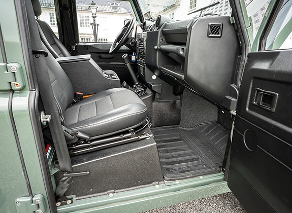 Land Rover Defender 130 29 of 30