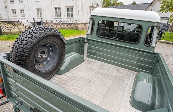 Land Rover Defender 130 16 of 30