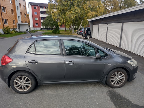 Toyota Auris 2 of 9