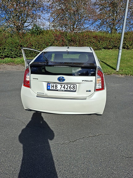 Toyota Prius 2 of 16