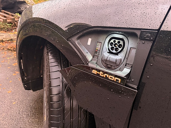 Audi e-tron 12 of 22