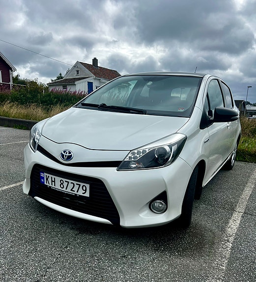 Toyota Yaris 2 of 5