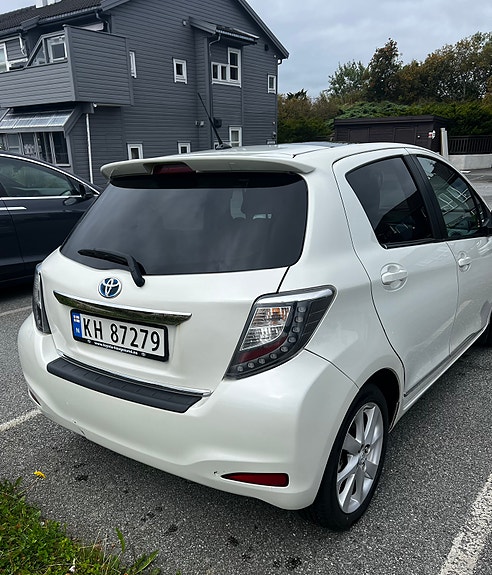 Toyota Yaris 3 of 5