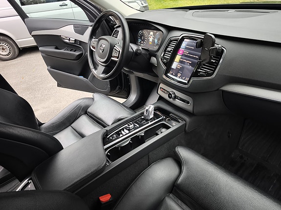 Volvo XC90 10 of 17